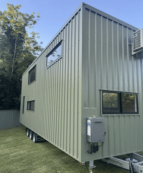 Автоновный дом в саду бывшего мужа Tiny house площадью 40 квадратных метров, построенный в саду бывшего мужа после развода